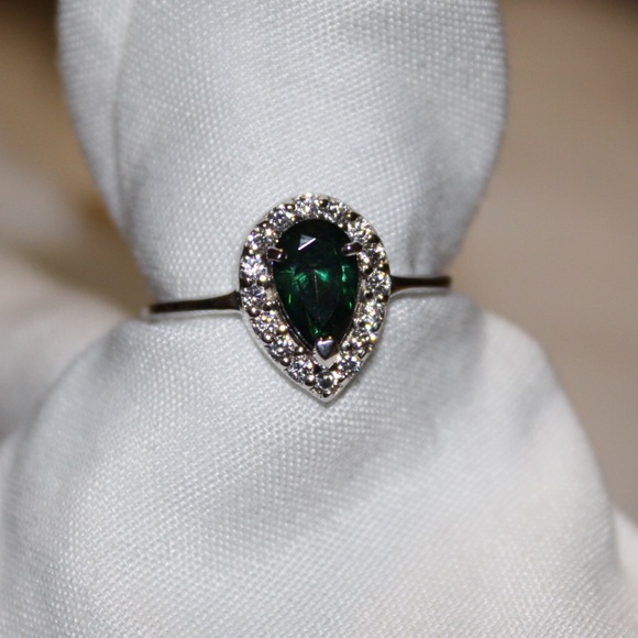 Emerald green teardrop silver ring - Picture 3 of 4